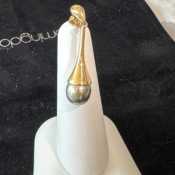 14kt yellow gold and Tahitian black pearls dangle earrings - Picture 2 of 4